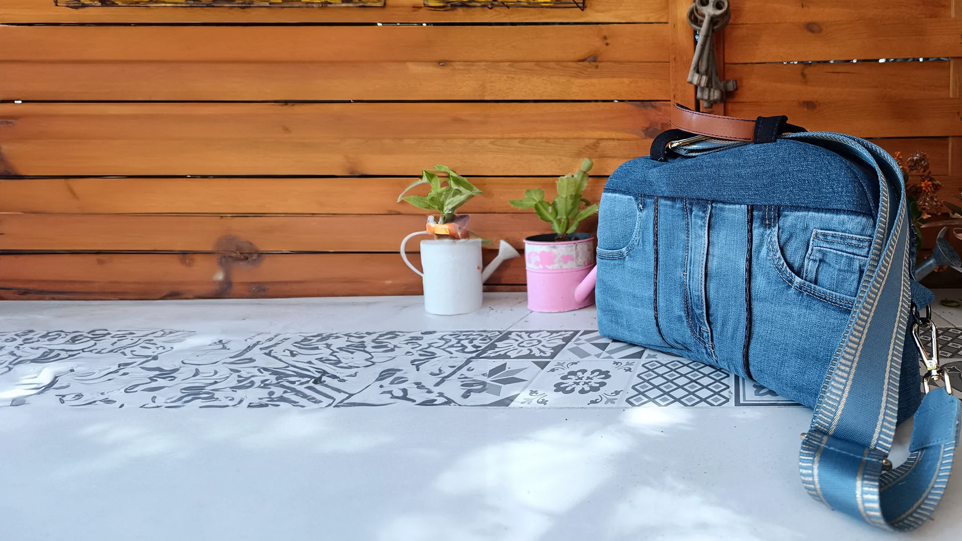Modèle de sac en jeans confectionné à Biot par ENERGY COUTURE, spécialiste local en création textile
